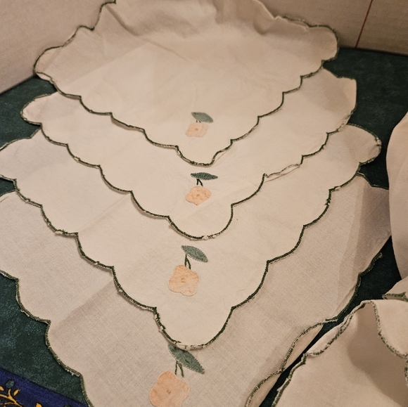 Set of Vintage Hand Embroidered Table Square PLUS 4 Napkins - Picture 1 of 7